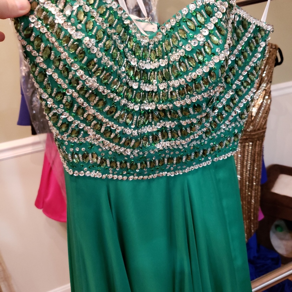 Sherri Hill 1539 Emerald Green Dress - Picture 3 of 8